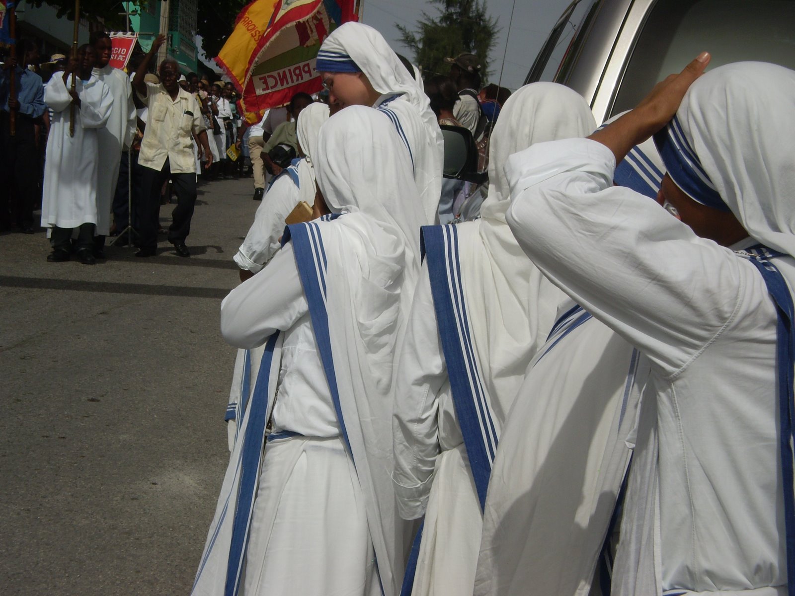 Bandas armadas incendian convento y hospital de las Misioneras de la Caridad en Haití