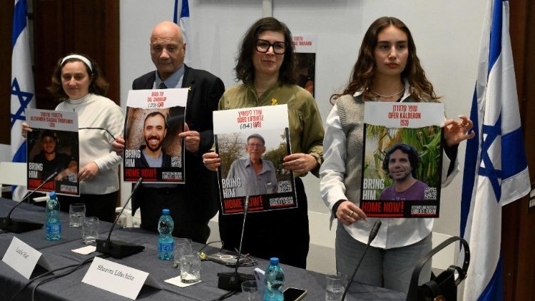 Ex rehenes israelíes piden un acuerdo inmediato para liberar a prisioneros en Gaza