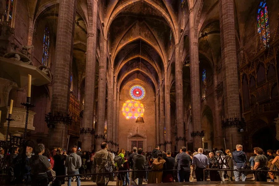 El espectáculo de luz del ‘ocho’ de la Catedral de Mallorca congrega a 1.500 personas