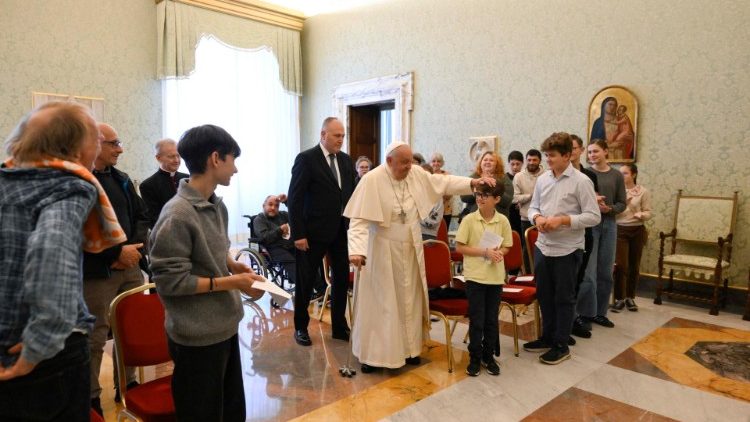 El Papa: Cercanía con los que sufren, con un gesto gratuito o una mirada sincera.