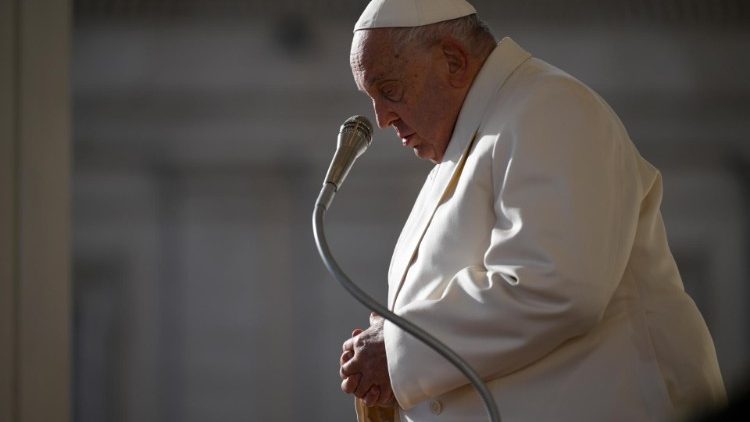 El Papa: La guerra destruye, hay tantos niños inocentes muertos