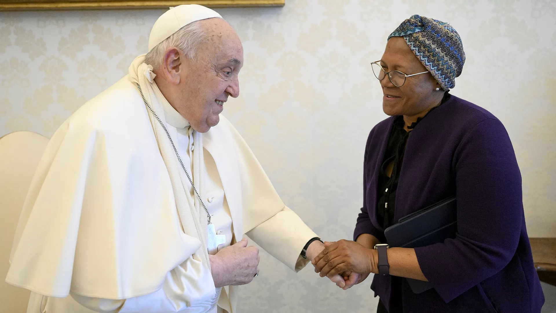 El Papa Francisco se lesionó un brazo tras una caída en Casa Santa Marta.