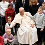 El papa Francisco con los niños de la Clínica Oncología Pediátrica de Wroclaw (Polonia)