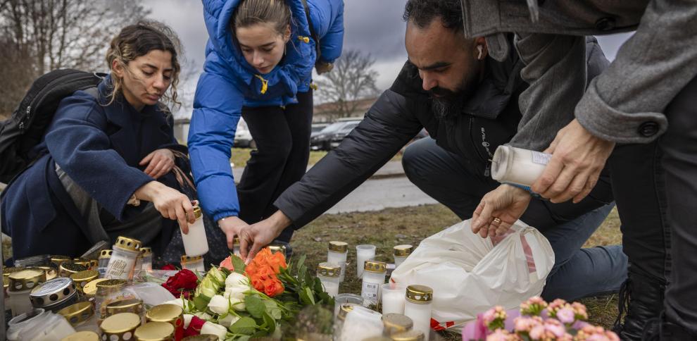 Ciudadanos colocando velas y flores en homenaje a las víctimas del tiroteo en la escuela de adultos Risbergska de Örebro, el 5 de febrero Jonas Gratzer / AFP