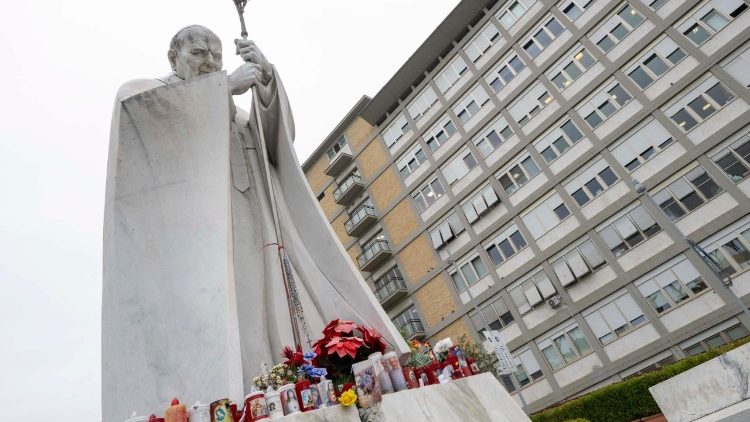 El Papa en el Gemelli tuvo una noche tranquila tras la crisis de ayer