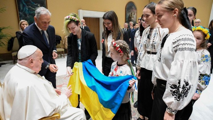 El Papa Francisco se reunió en Roma con un grupo de chicas de Járkov gracias a la Asociación Memoria Viva