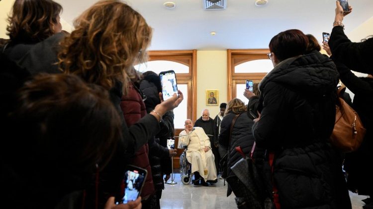 El Papa durante una de las audiencias de esta mañana en la Casa Santa Marta (VATICAN MEDIA Divisione Foto)