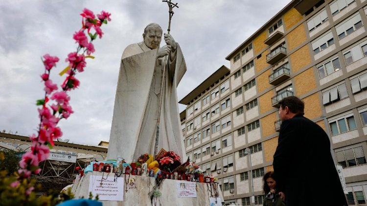 La salud del Papa: ligeras mejorías con la terapia respiratoria y motora