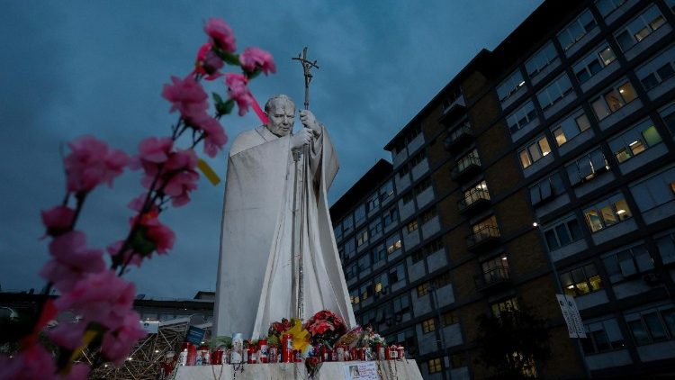 El Papa se mantiene estable, la recuperación es lenta