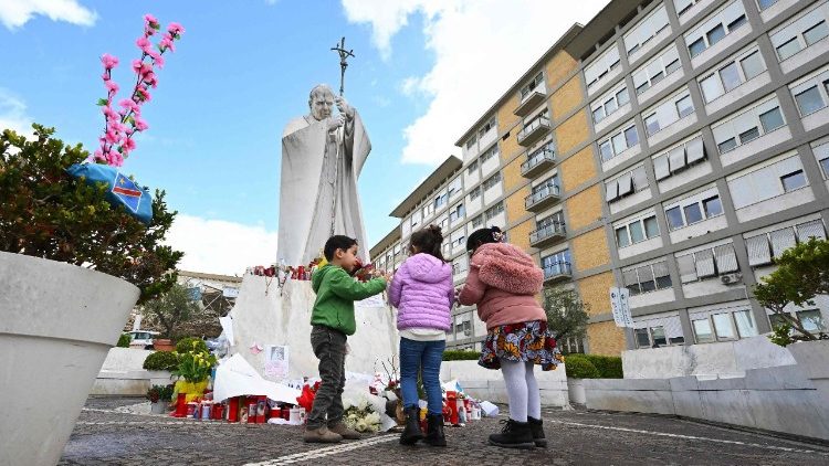 El Papa: Cercano a los enfermos, frágiles como yo. Gracias niños, el Papa los ama