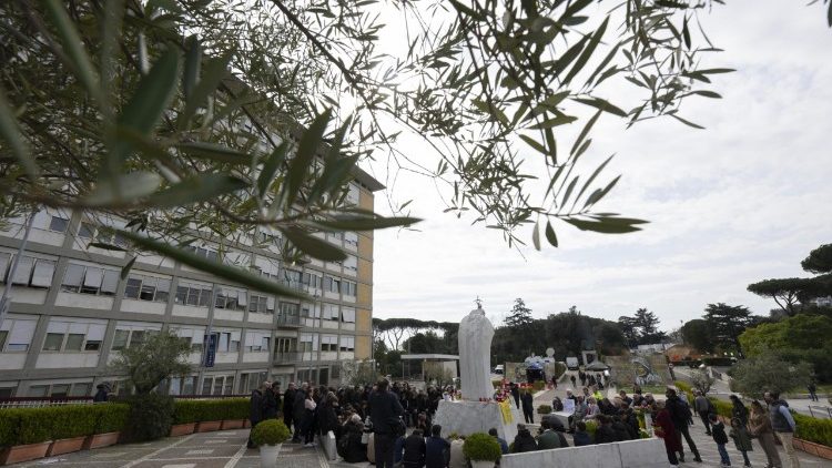 La salud del Papa: ligera mejoría en un cuadro complejo